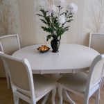 grande table dans la cuisine