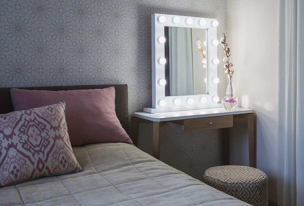 dressing table with mirror decor