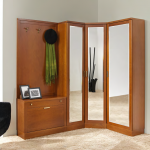 armoire d'angle dans le couloir avec un chapeau