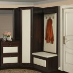 armoire d'angle dans le couloir marron et blanc