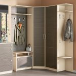 armoire d'angle dans le couloir gris et blanc