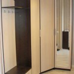 armoire d'angle dans le couloir beige