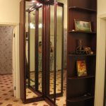 armoire d'angle dans le couloir marron foncé