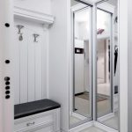 armoire d'angle dans le couloir blanc