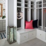 armoire d'angle dans le couloir avec oreillers