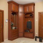 armoire d'angle dans le couloir marron