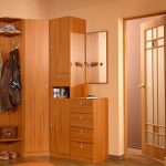 armoire d'angle dans le couloir marron clair