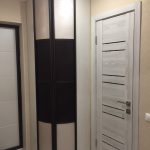 armoire d'angle dans le couloir blanc et noir