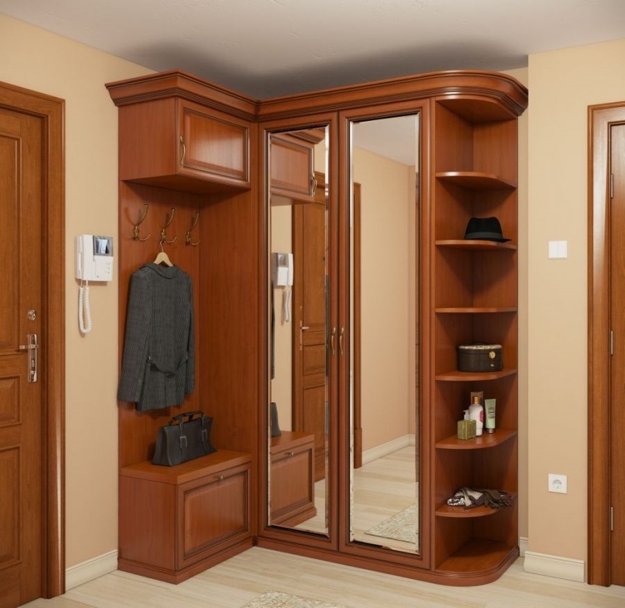 armoire dans le couloir avec un miroir