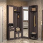 armoire d'angle gris foncé dans le couloir