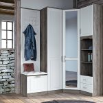 armoire d'angle dans le couloir avec un imperméable