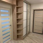 meuble d'angle en bois dans le couloir