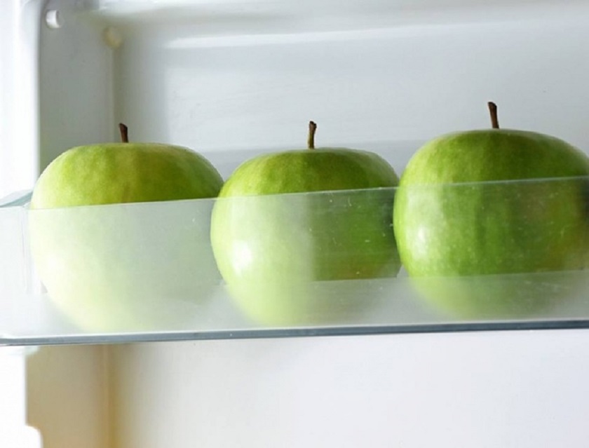 apples in the fridge