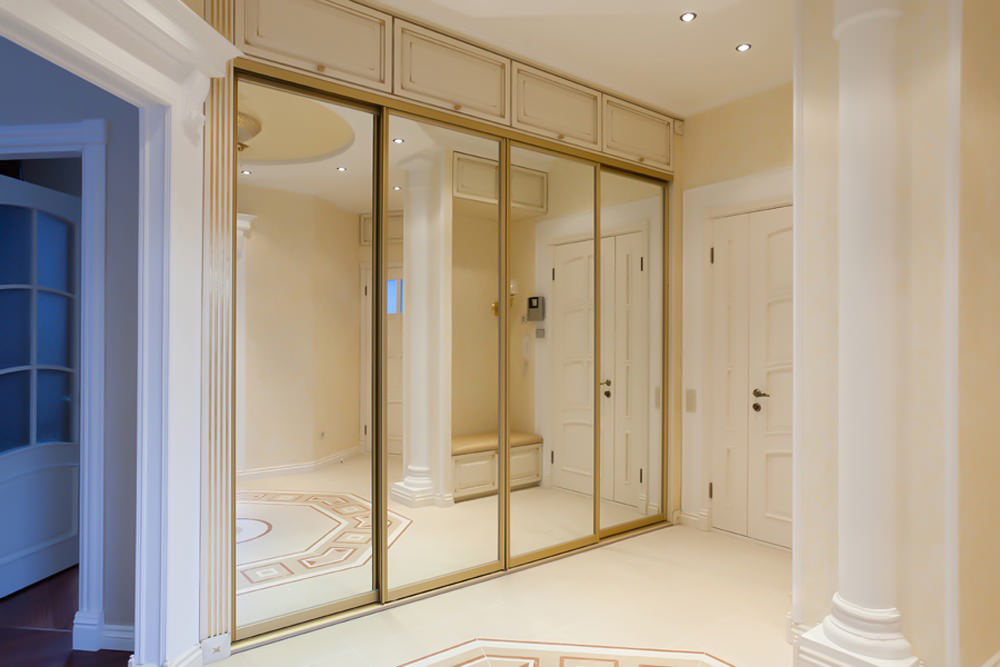 mirrored wardrobe in the hallway