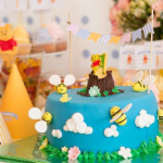 décor de fête d'enfants avec gâteau