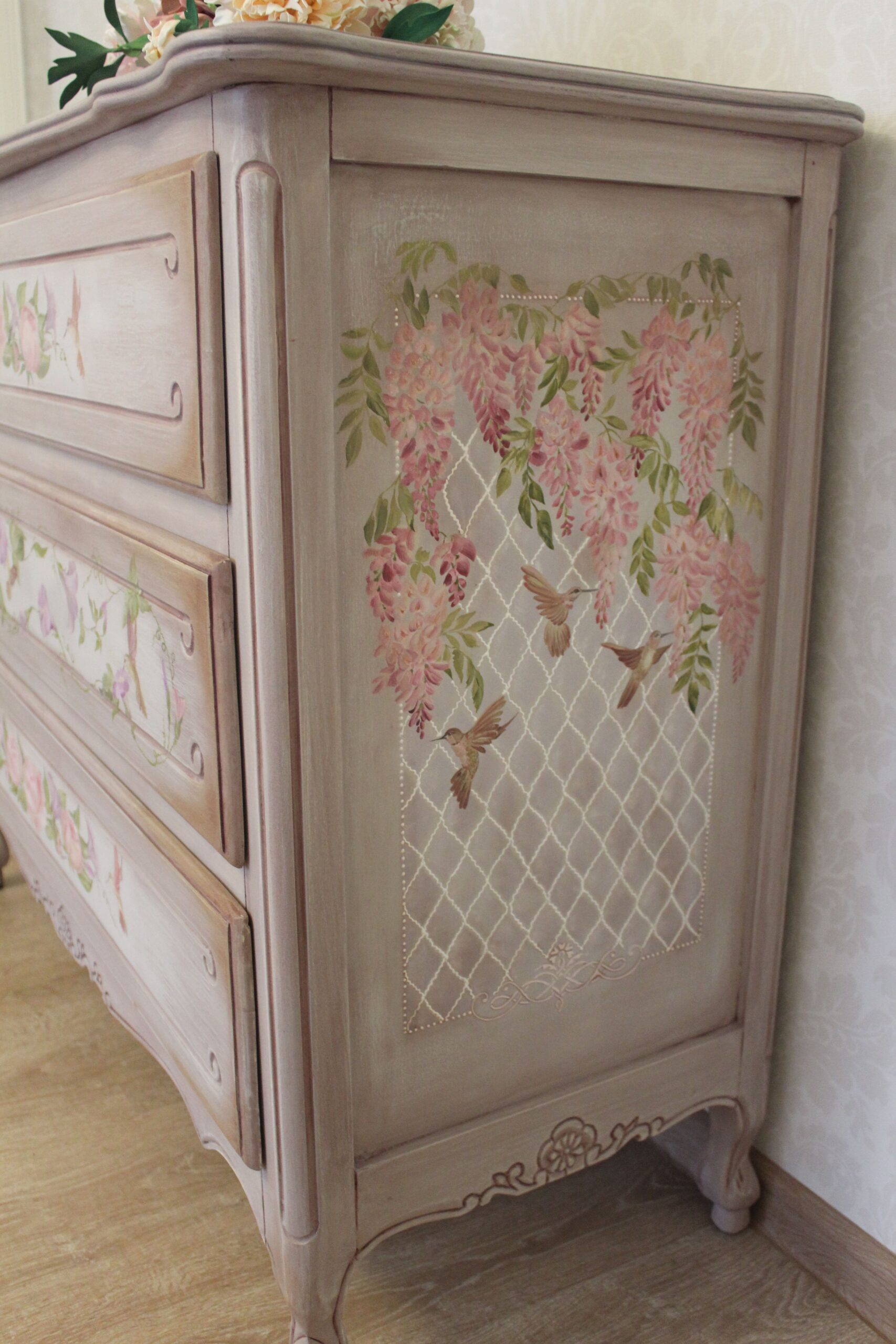 artistic decoupage of the cabinet