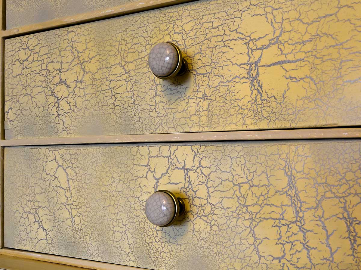 armoire de découpage avec craquelure