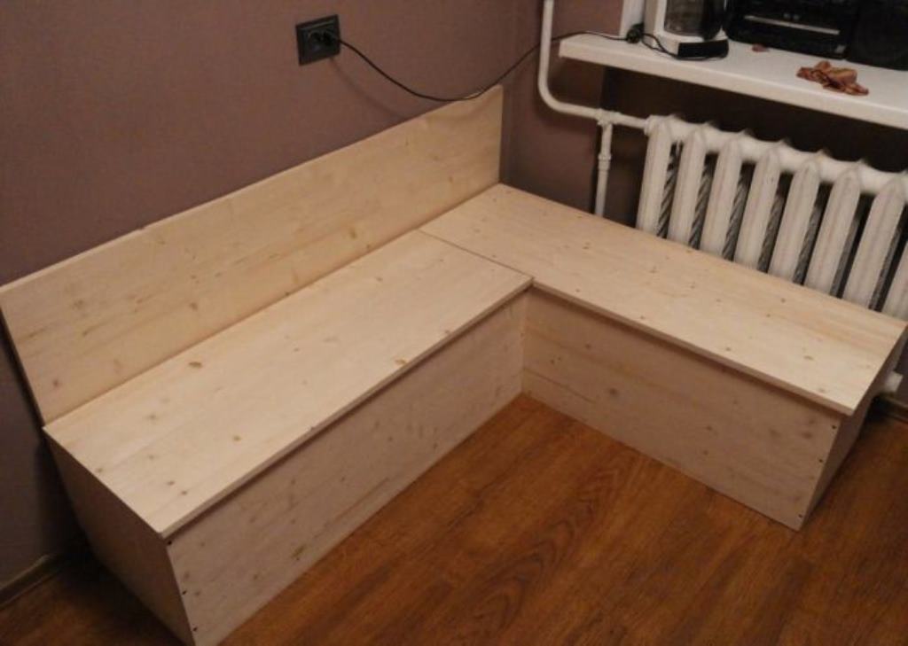 do-it-yourself kitchen sofa made of plywood