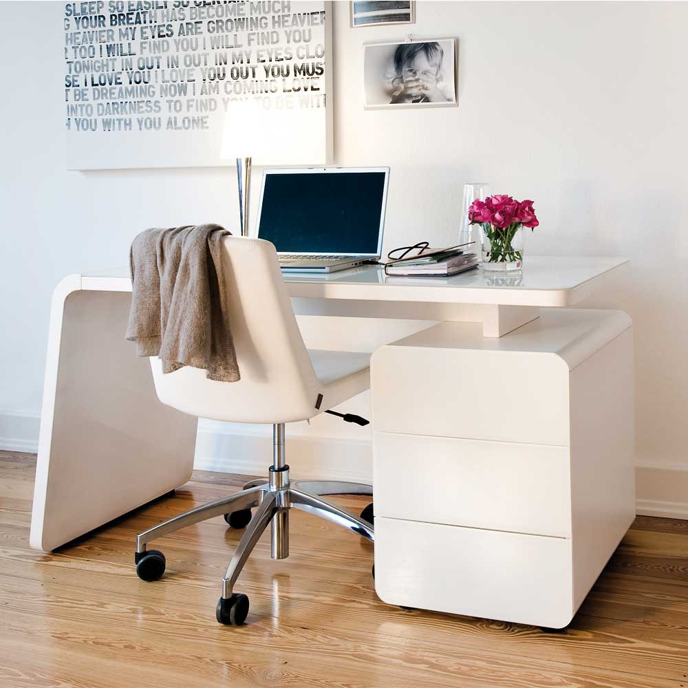 bureau d'ordinateur blanc