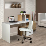 ordinateur blanc avec fauteuil