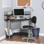 bureau d'ordinateur avec lampe