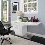 bureau d'ordinateur blanc inhabituel