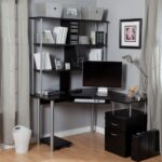 bureau d'ordinateur noir avec superstructure