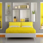 le lit dans la chambre est jaune