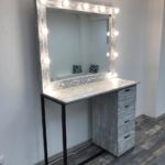 table de maquillage en bois gris