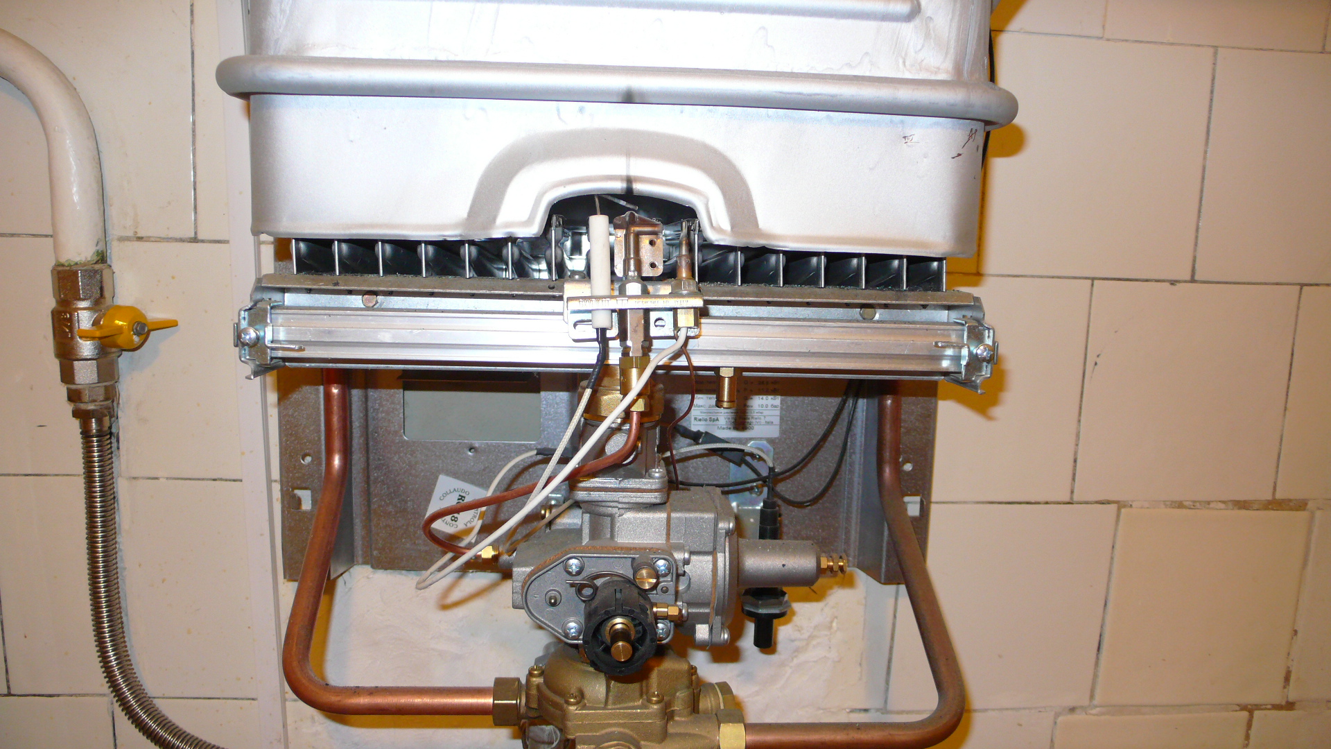 how to clean a gas water heater