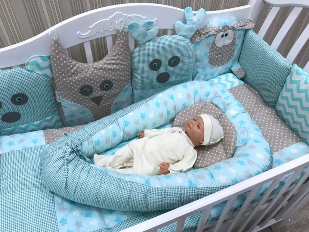 side-cocoon in the baby's crib