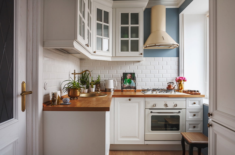 kitchen set with white apron