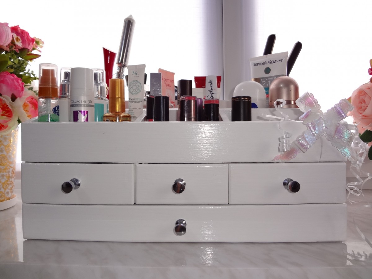 chest of drawers for do-it-yourself cosmetics