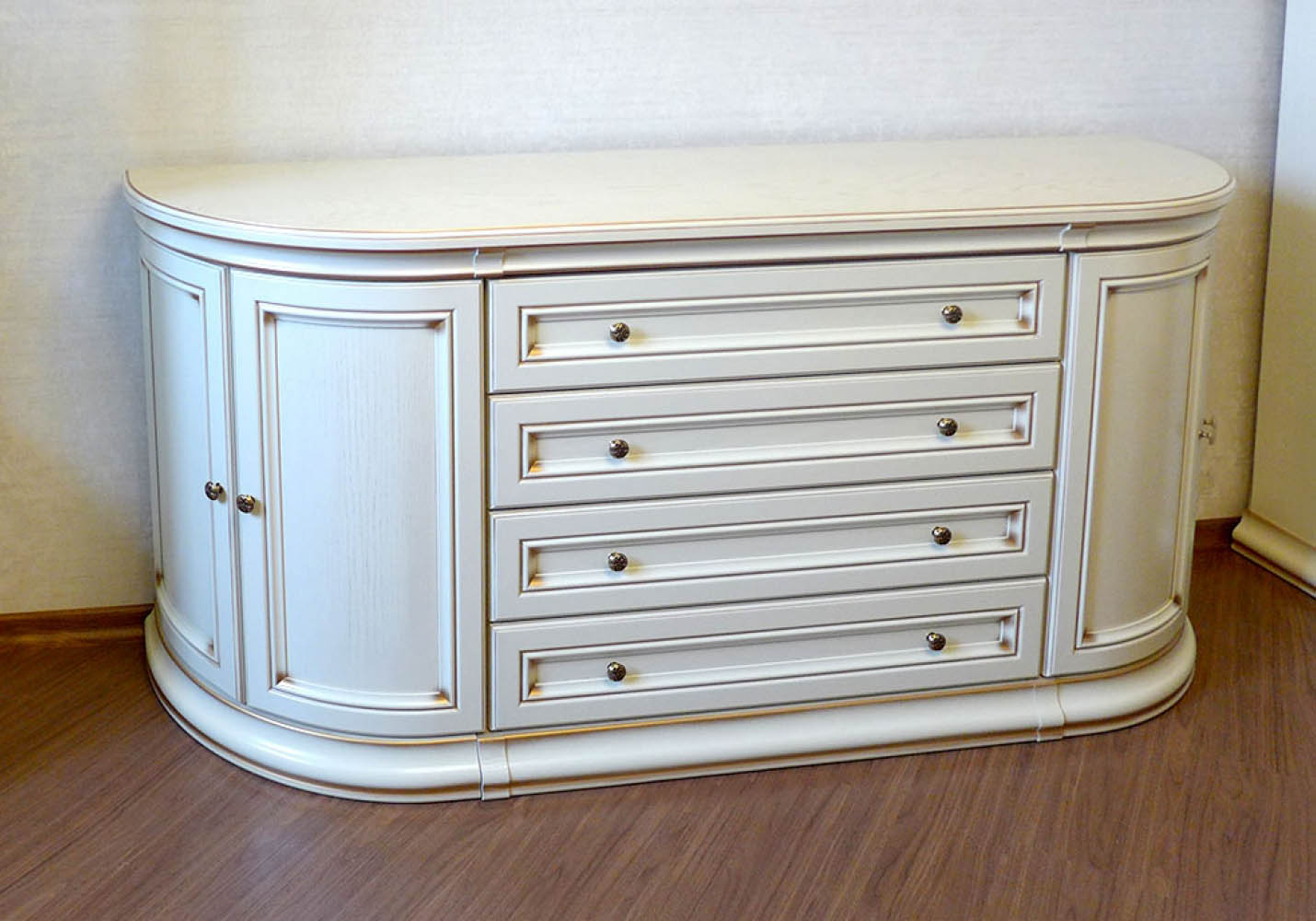 commode dans la chambre moderne