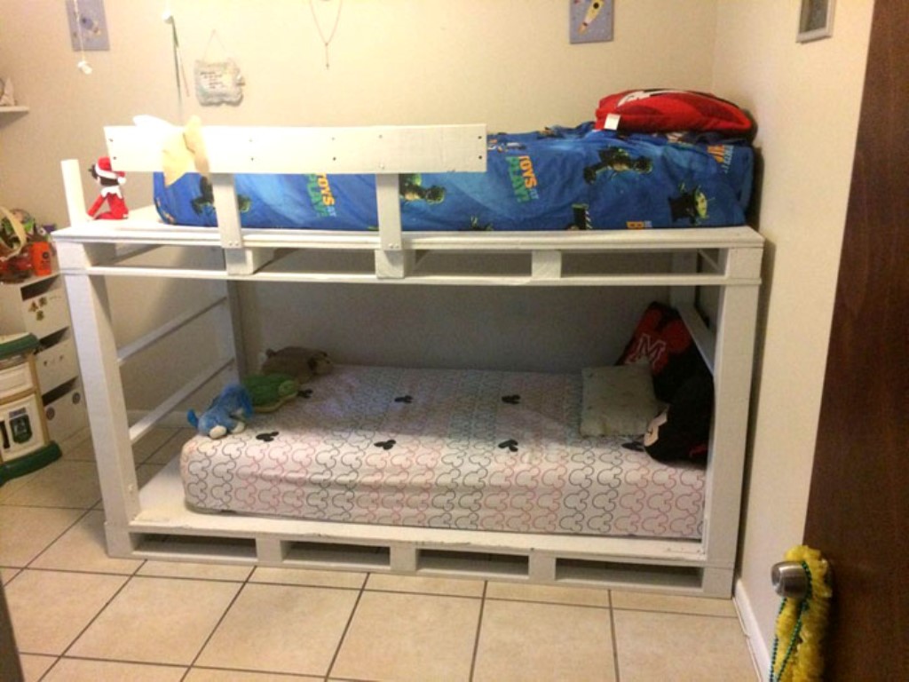 bunk pallet bed