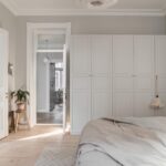 bed kicking to the door design photo