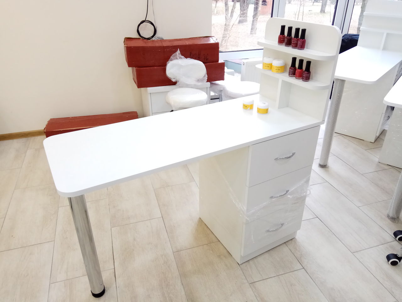 manicure table photo