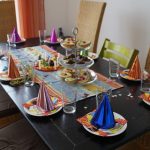 réglage de la table pour la photo de vacances des enfants