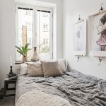 chambre à coucher avec intérieur photo de meubles clairs