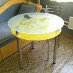 table en verre jaune