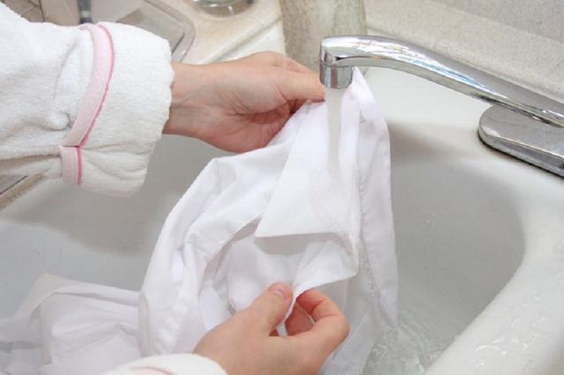 washing a white shirt