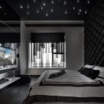 chambre intéressante avec des meubles sombres