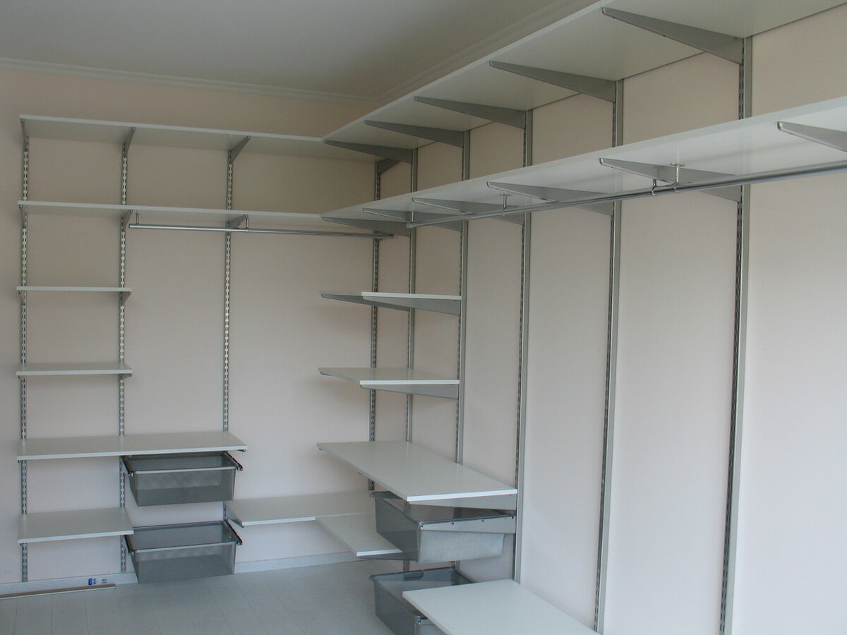 orderly arrangement of shelves in the wardrobe