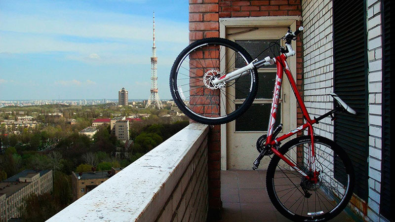 vélo sur un petit balcon