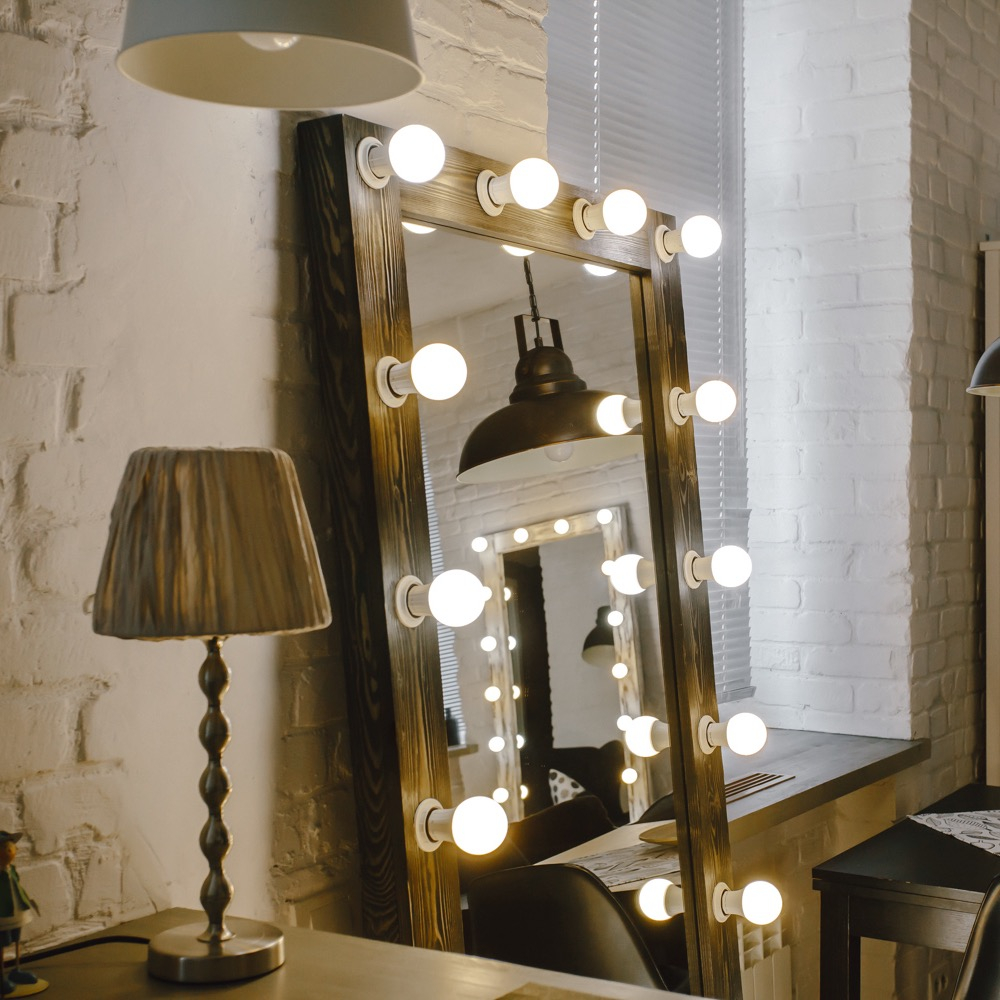 illuminated dressing room mirror