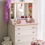 miroir dans la chambre d'enfant sur la commode