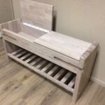 banc en bois blanc dans le couloir