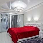 chambre blanche avec accent rouge