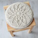 espèces de photo de couverture de tabouret au crochet