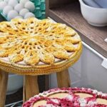 couverture sur le tabouret décor au crochet